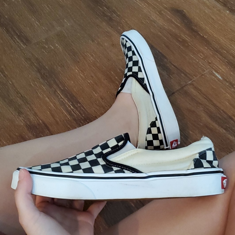 BLACK CHECKERED VANS